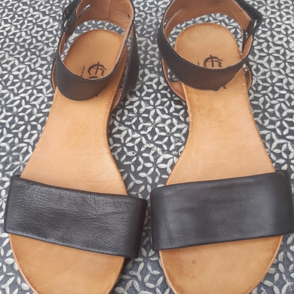 EOS Lauren Leather Sandal - Picture 2 of 4